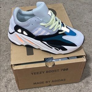 YEEZY BOOST 700